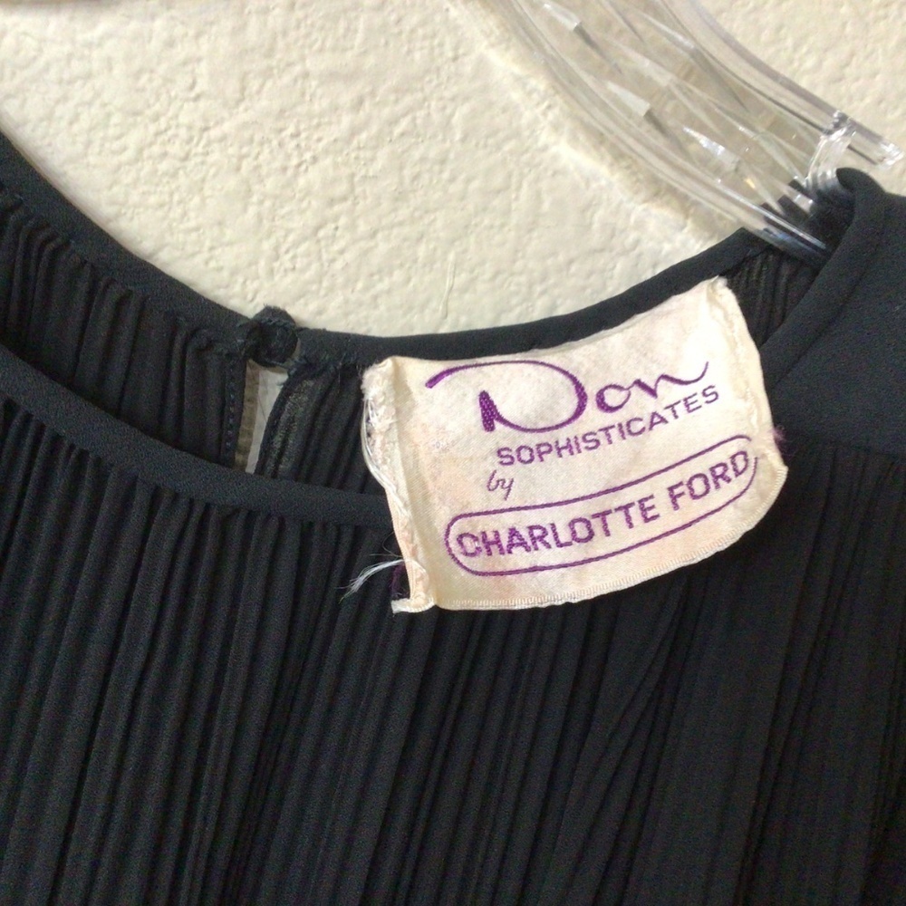 Elegant Black Pleated Midi Shift Dress - Picture 6 of 8